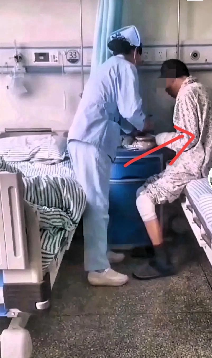 辽宁鞍山病房里的一幕,把“善良”的真正模样拍得清清楚楚。甘肃来的大叔工地摔伤,怕