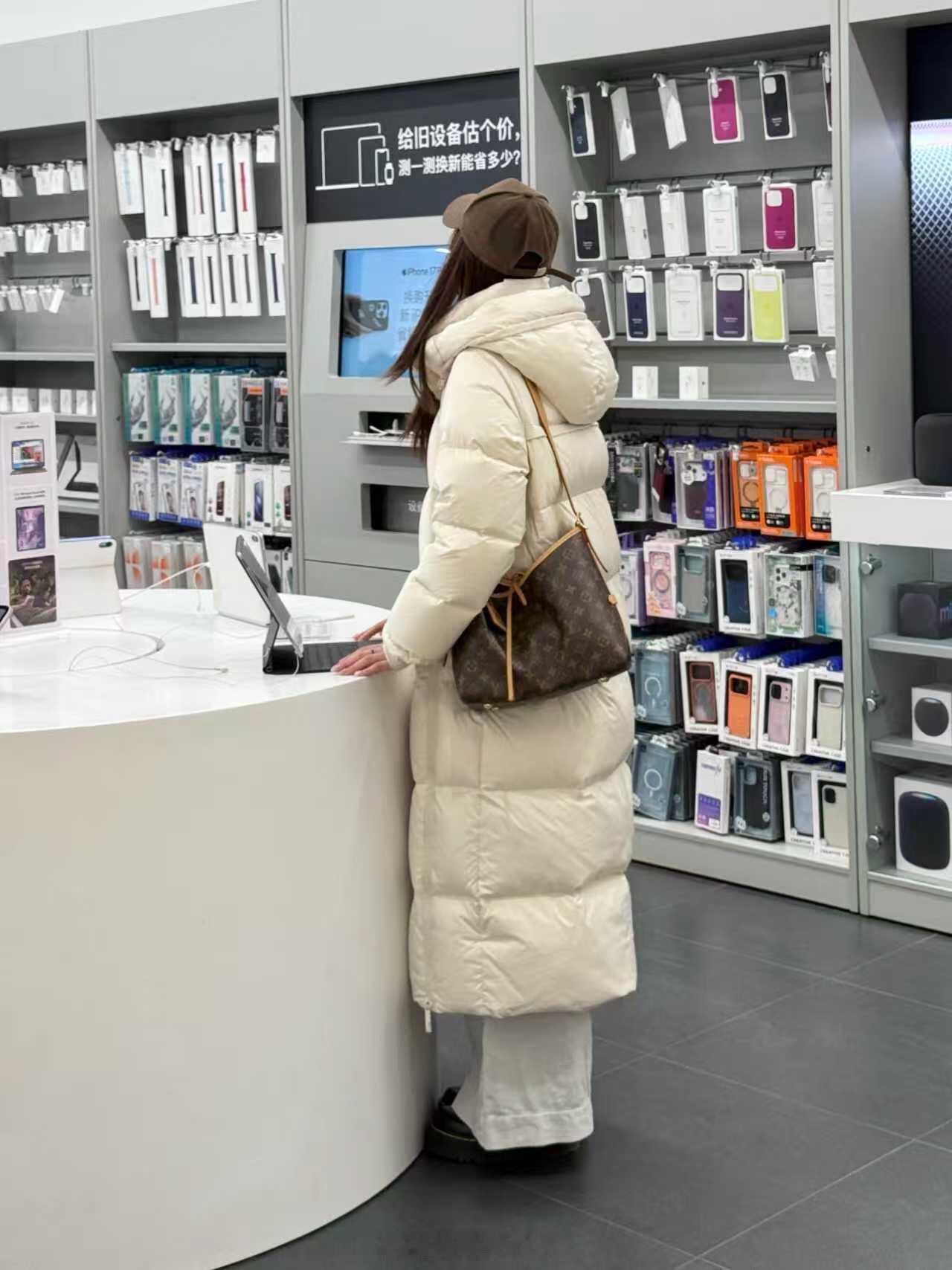 逛街偶遇到的，忍不住卧槽三声！！谁懂！终于让我遇到一直想买的羽绒服版型了，真的很