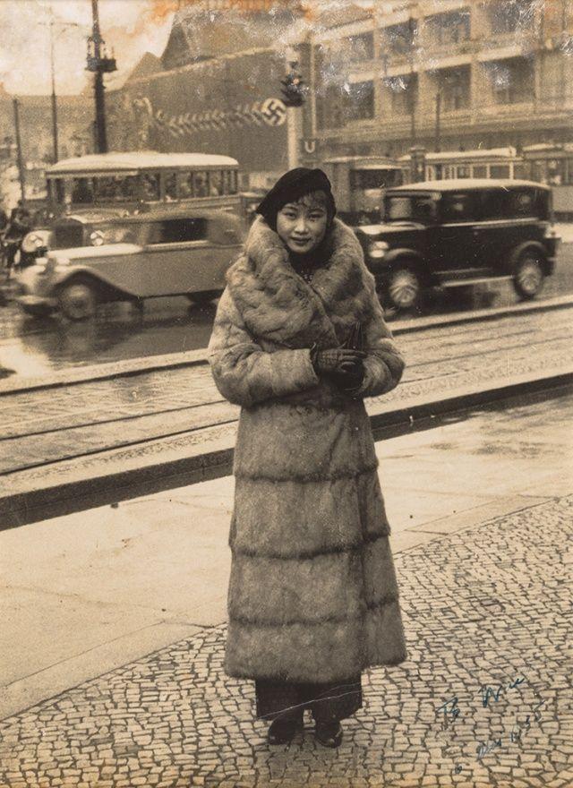这是1935年中国早期影坛巨星胡蝶在德国柏林街头的留影，她是中国影史首位“电影皇