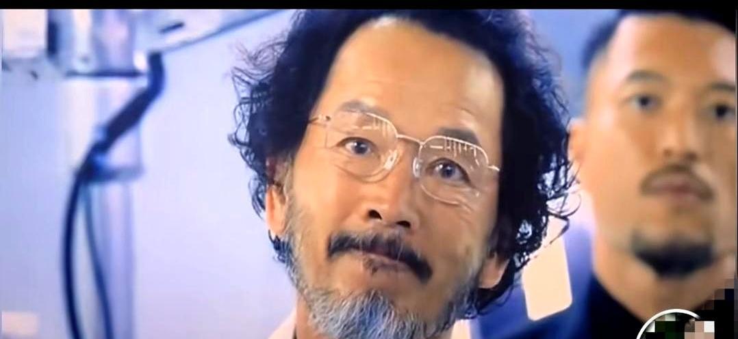 新版《寻秦记》里，智叔只留下一句“各位，保重”。他因胃癌离世，享年66岁，从确