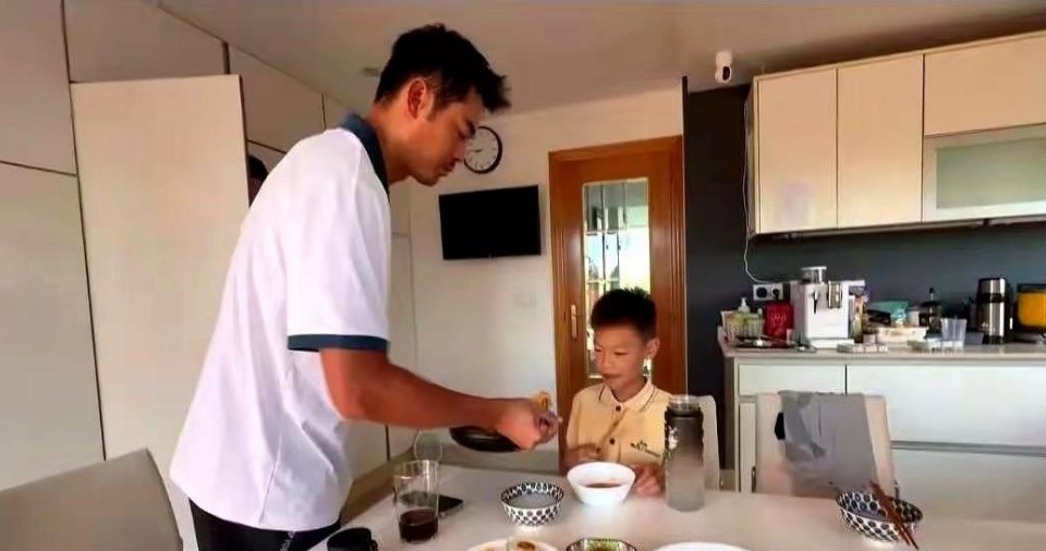 林丹西班牙养老生活曝光，打工人瞬间羡慕，上班都没动力了