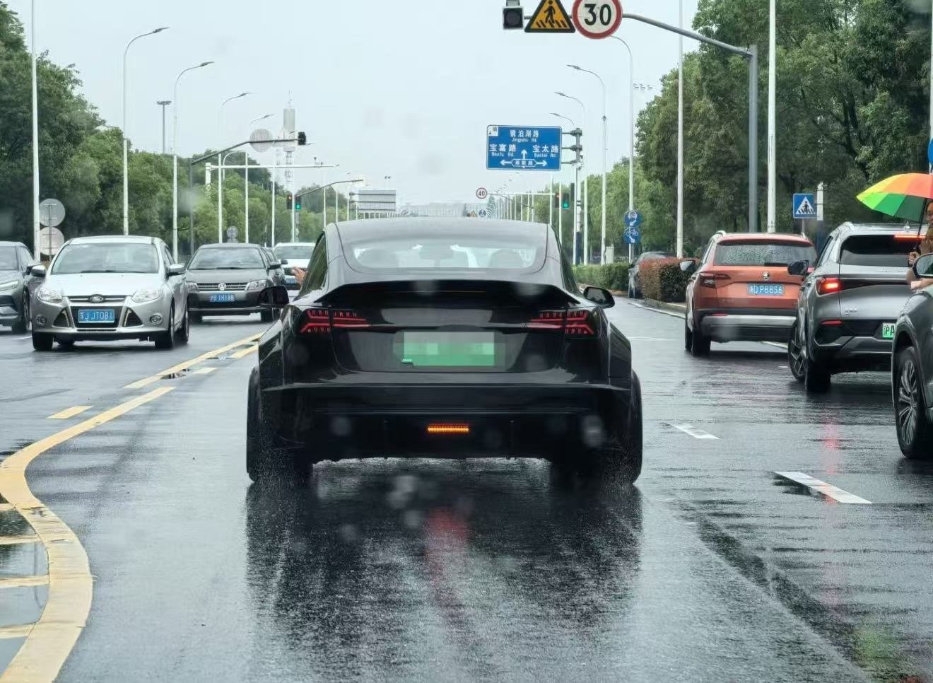 朋友圈疯传的model3这胎宽！能耗要爆炸了吧[笑着哭]​​​