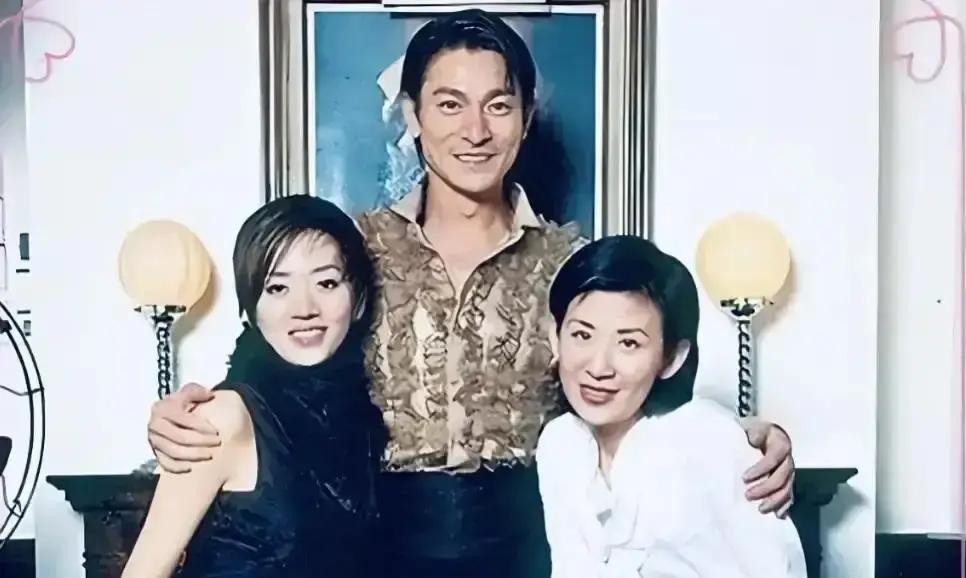 梅艳芳2003年躺在香港医院病房，弥留之际叮嘱保镖，不准吴君如进病房。这话传出去，圈里人都愣了。她俩