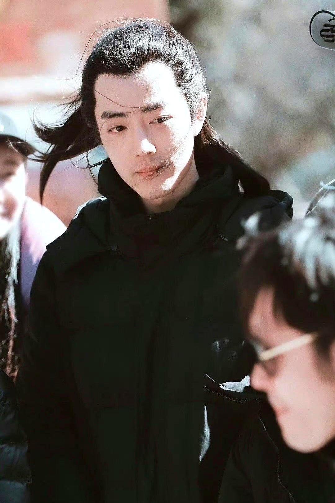 肖战《得闲谨制》开机照曝光，这脸蛋简直梦回疾冲时期！电影早拍完了，最近才