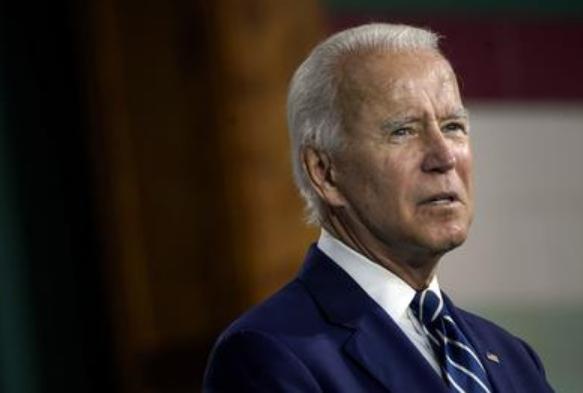 拜登忍无可忍，美国前总统拜登朝着特朗普打响了“第一枪”，如果再由着特朗普胡作非为