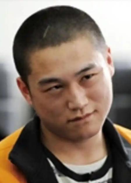 "判我死刑吧，谢谢"，2012年北京的法庭上，一个20出头的杀人嫌疑犯，笑着朝法