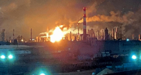 乌克兰军方近日又有大动作，其无人机趁夜对位于莫斯科东南方向梁赞地区的俄罗斯大型炼