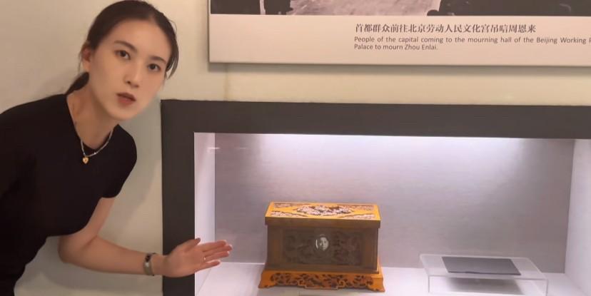 周总理去世以后，骨灰盒在台湾厅里摆放了一天，最后撒入大海！可见他老人家最后的愿望