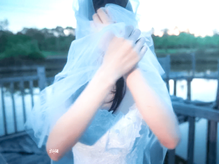 洁白的婚纱--手捧着鲜花💐​​​