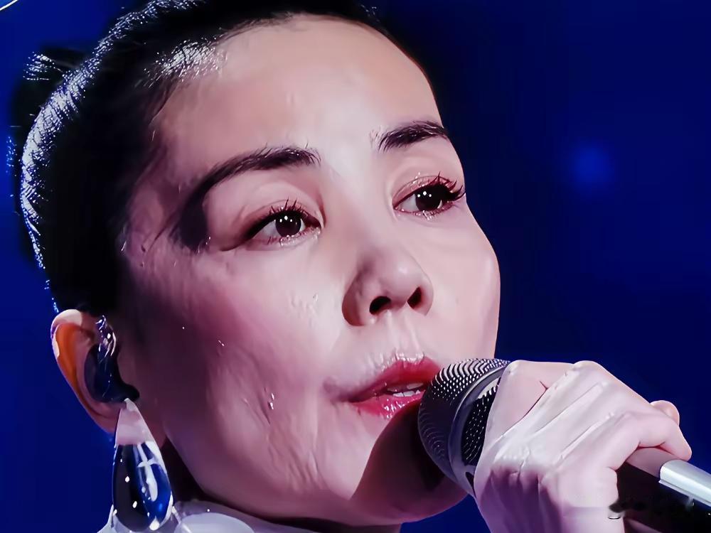 以前在KTV看王菲的照片，我真没觉得她“美”人中长、鼻子圆圆的，跟那种精修网红脸