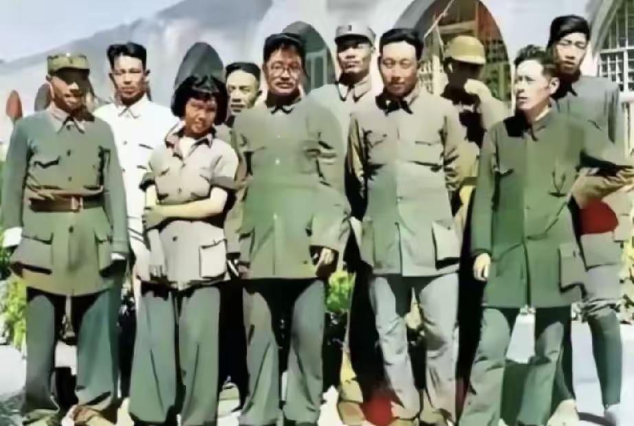 这张珍贵的照片拍摄1942年，贺龙与新婚妻子薛明举行简单的婚礼合影，当时抗日战争