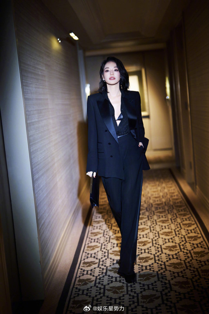 朱莉舒淇TF活动世纪同框朱莉与舒淇，一位冷冽如刃，一位柔媚如丝，却在同框里碰撞