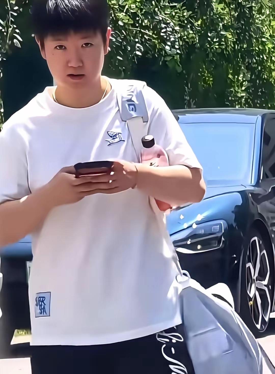 莎莎的心已经“飞”到了瑞典大满贯赛场，因伤退赛的她，独自走在上训的路上，一边走