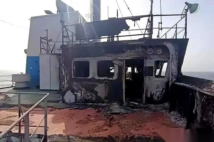 2026年4月，北阿拉伯海，“金秋”号货轮正满载货物驶向阿曼。正午的太阳晃得人