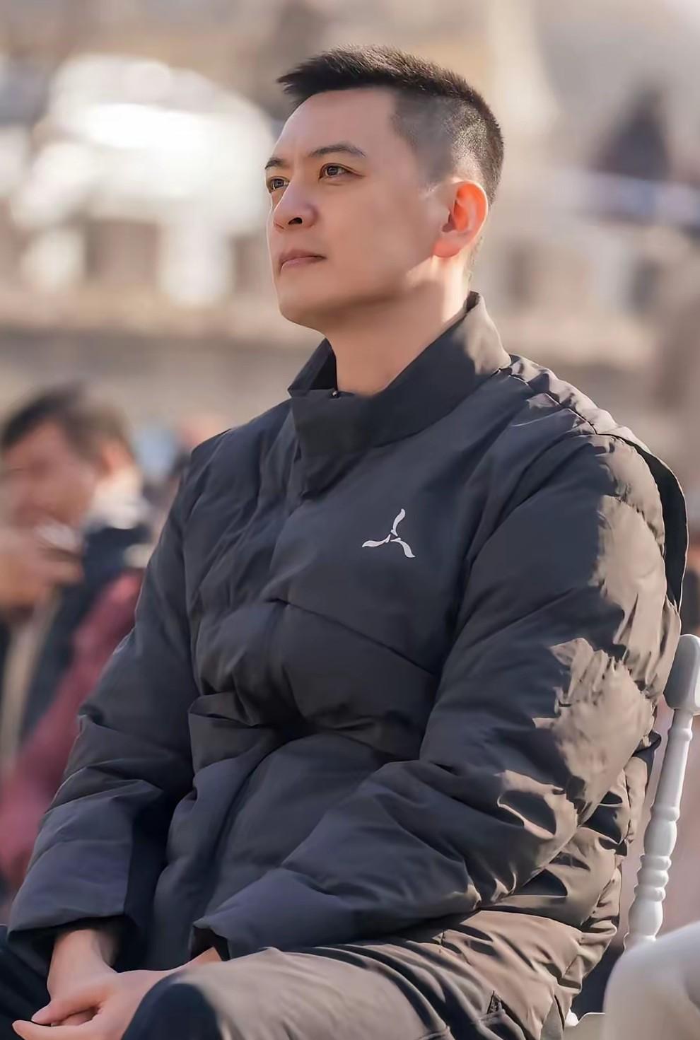 有没有人知道杨鸣穿的这件衣服胸前这个标志是什么牌子的吗？我从来没有过哪个人还有哪