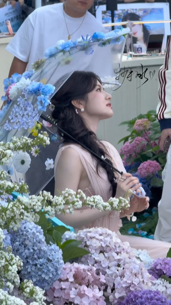 李兰迪今日线下活动丨花仙子降临🧚🏻♀️李兰迪线下美成这样了