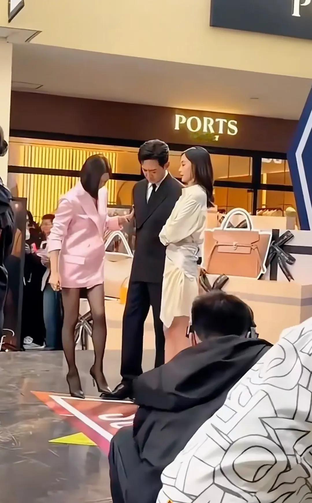 不懂就问，为什么踩他鞋[？？？]