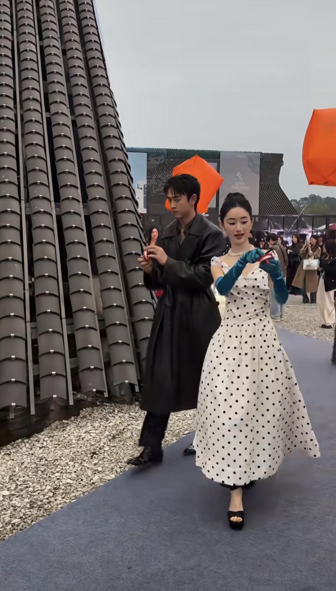 姐姐和姐夫同框走红毯，郭晓婷和王天辰一出现，就让人眼前一亮。郭晓婷穿着白色波