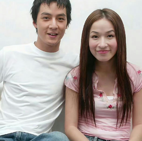 这个时候的萧亚轩还没割双眼皮，这个眼妆是造型师用了三个小时化出来的。​​​