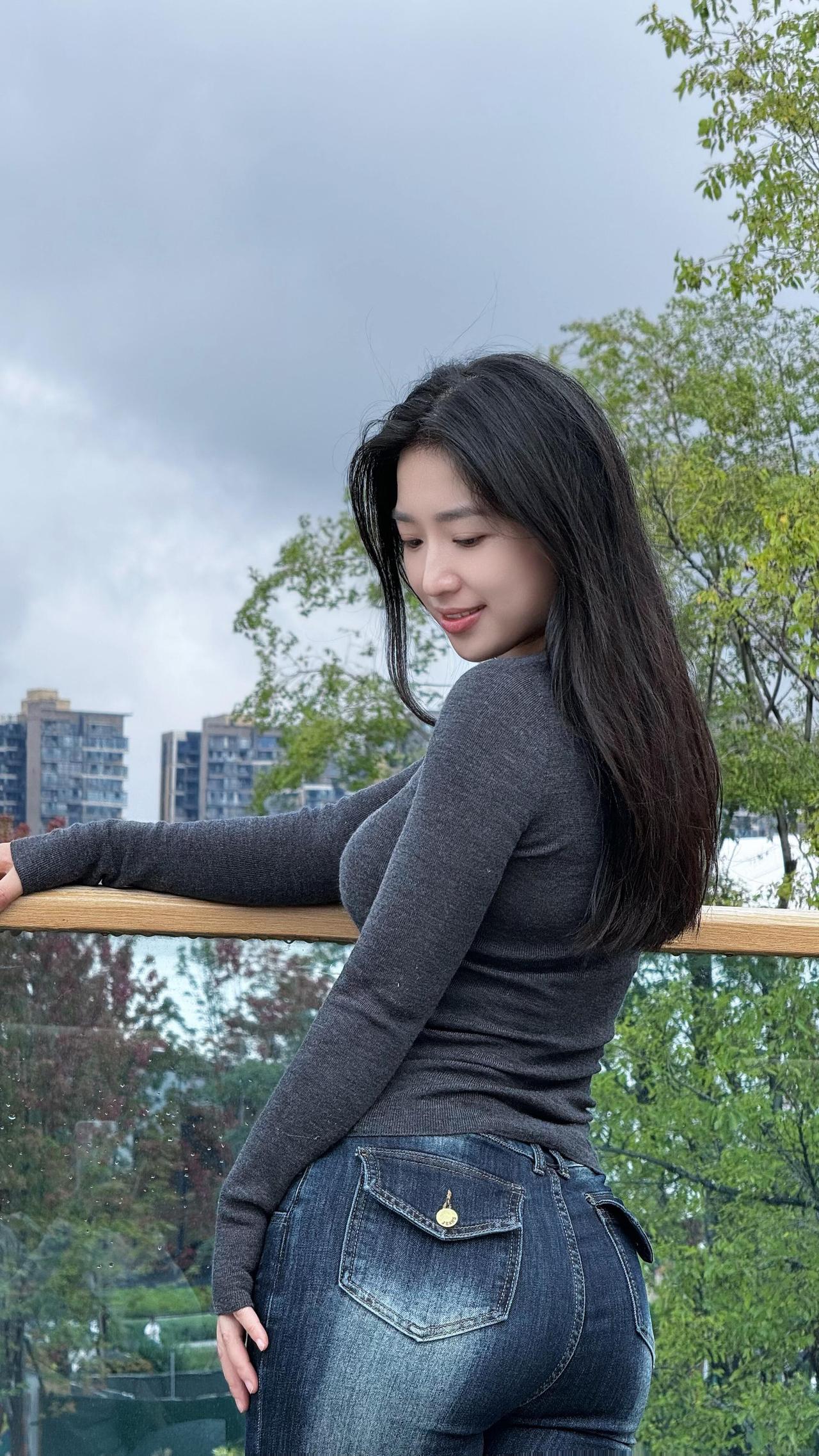 【秋风起】｜人像摄影作品分享秋风起，我在人间看叶梢染了秋意，听风掠过耳畔