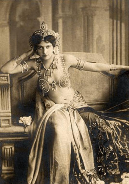 完事之后，立即送进博物馆。1917年10月15日清晨，巴黎郊外的刑场飘着冷雨