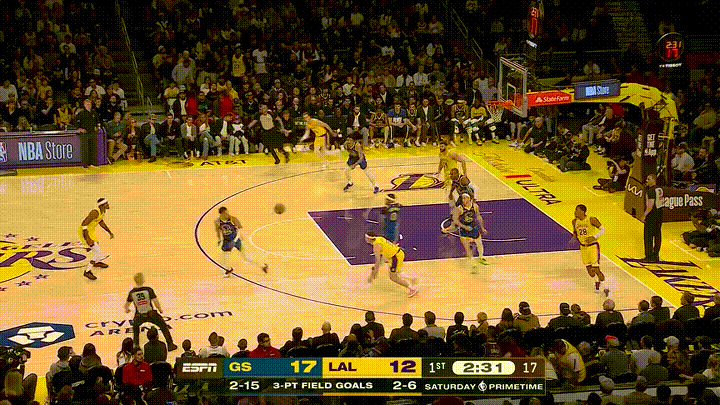 湖人神射手肯纳德真不是浪得虚名！在今天湖人主场迎战勇士的焦点战中，当时比赛进行到