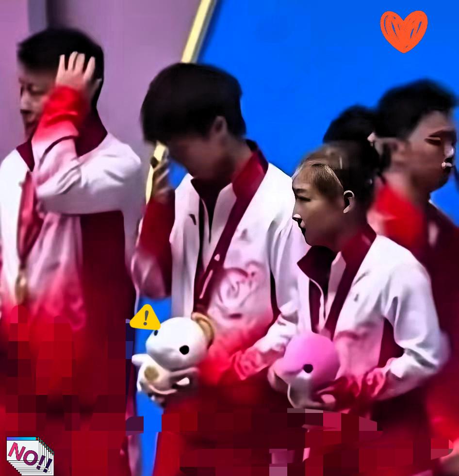 高远颁奖典礼上那滴眼泪，真的看哭无数人！这个带着丧父之痛咬牙坚持的少年，终于站上