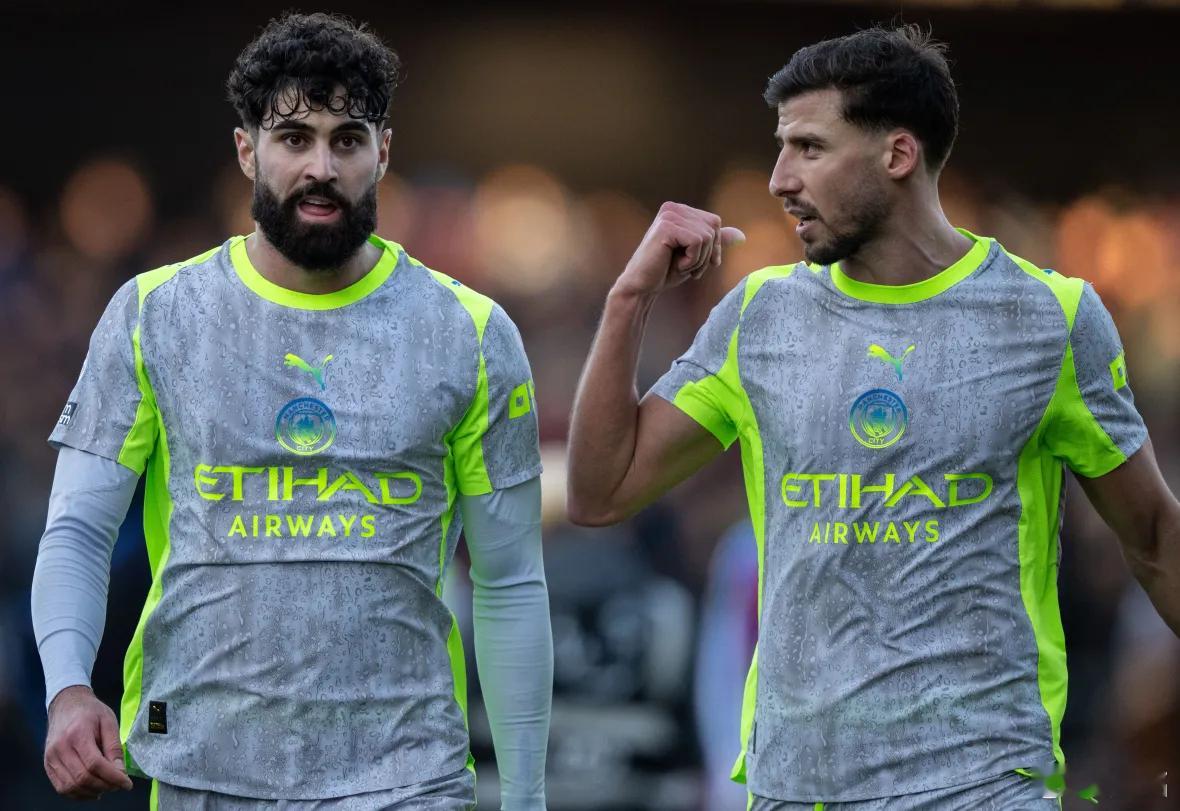 曼城两大主力中卫都伤了，格瓦迪奥尔胫骨骨裂，迪亚斯肌肉拉伤。这时候本该是斯通斯