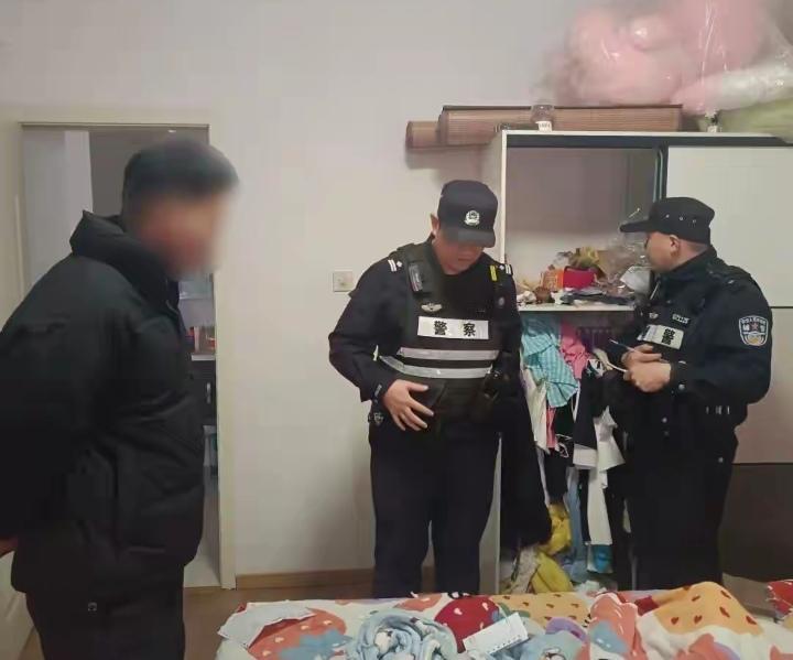 太丢脸了，竟然把脏手伸向女友。浙江嘉兴，一名女子的金吊坠在家中不翼而飞，怀疑