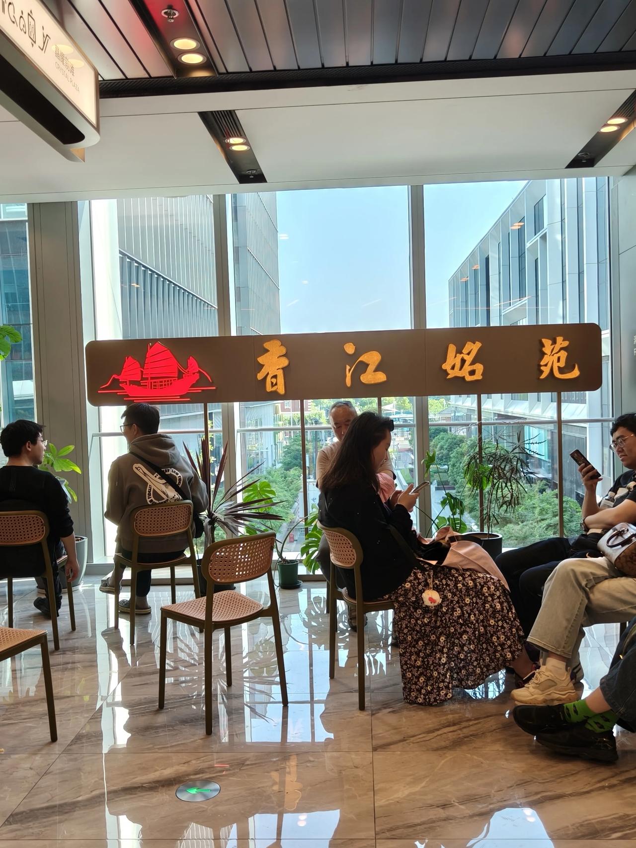 前天三人的午餐，不是很饿简单吃点…最主要走得累了(-_-)zzz歇歇脚…[呲