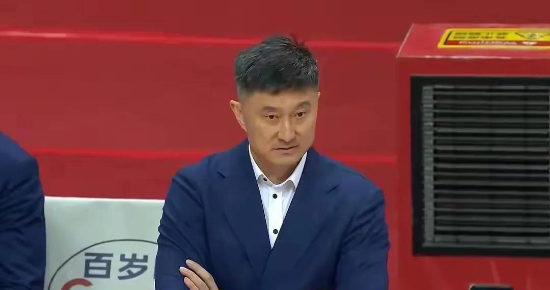 大反转！杜锋并未离开广东男篮！北京时间8月24日，广东宏远官方发布重磅公告，杜锋
