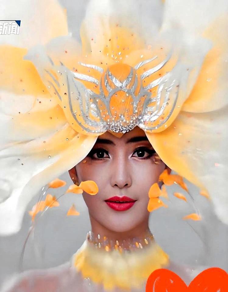 陈思诚把160亿票房奖杯摔在桌上，水晶杯震得嗡嗡响。他搂着小21岁女友看儿子十