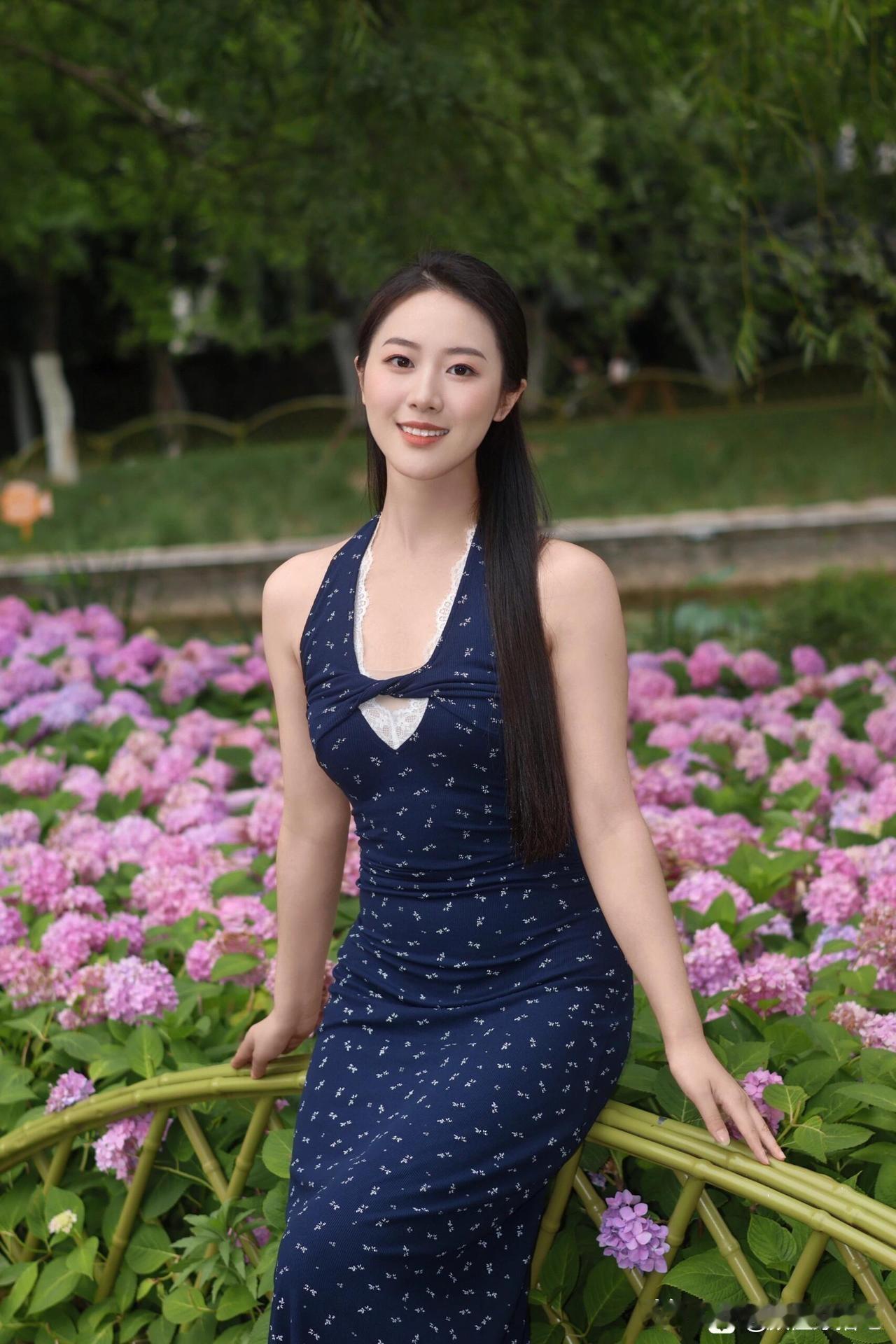 在花海中，与自然亲密接触🌸🌿女孩子怎么穿搭既时尚又好看?