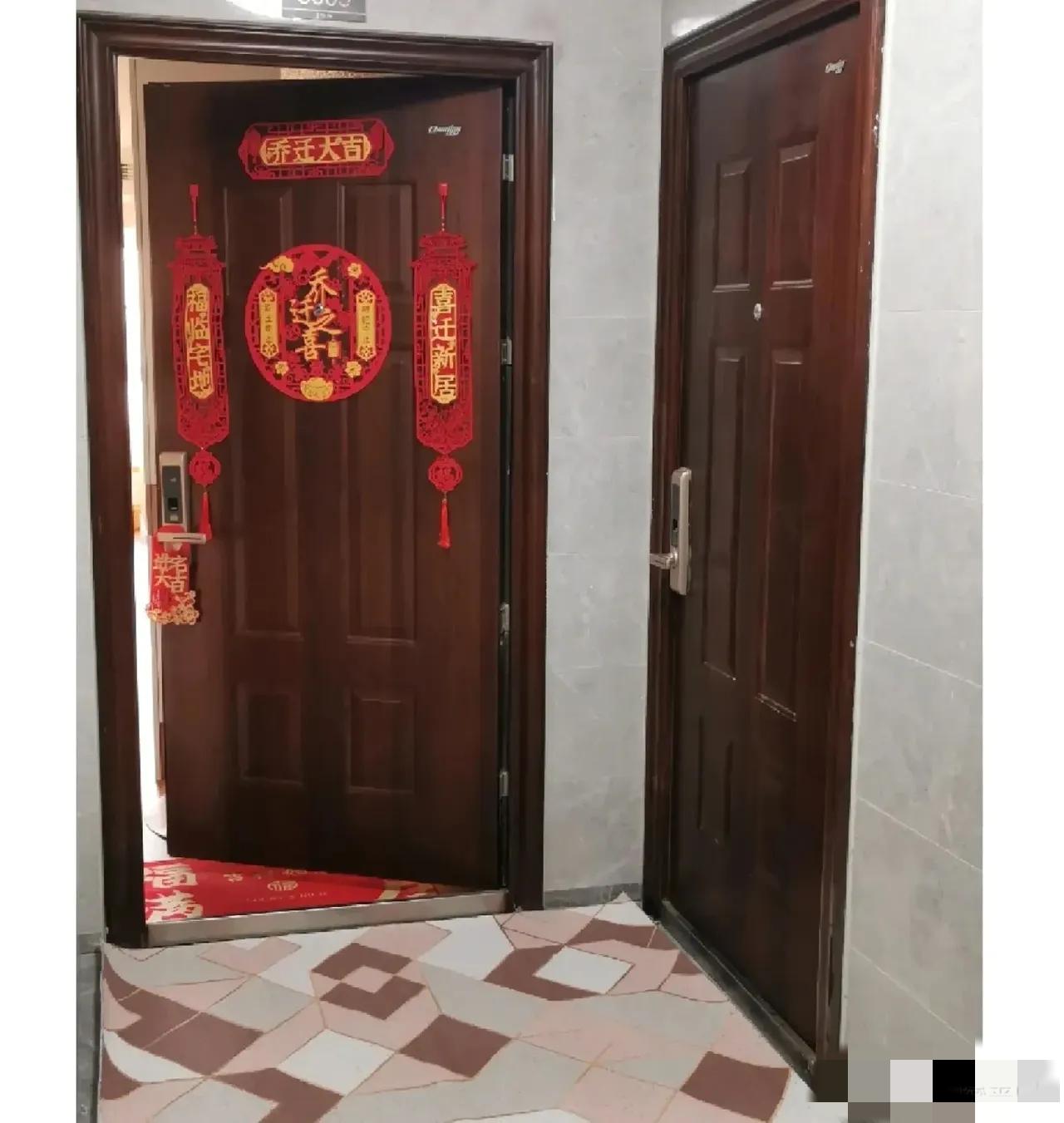 现在的邻里关系，淡得像一层薄纸，戳一下都没回响！去年搬新家，两梯四户的小区