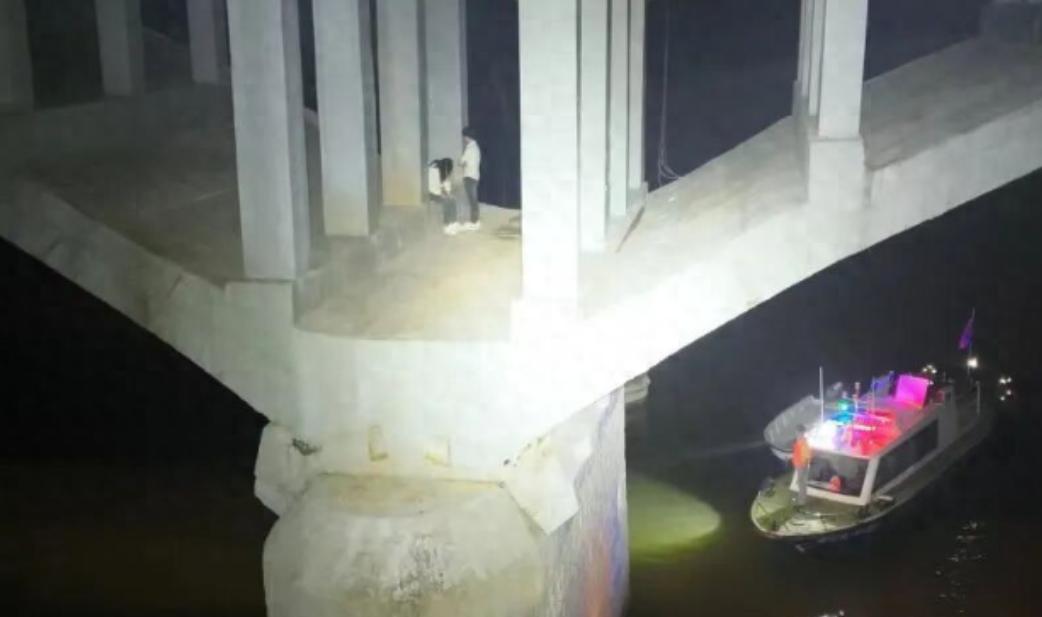 浙江义乌，凌晨1点，一对情侣在大桥上吵架，俩人因为感情问题越吵越凶，女子气的直接