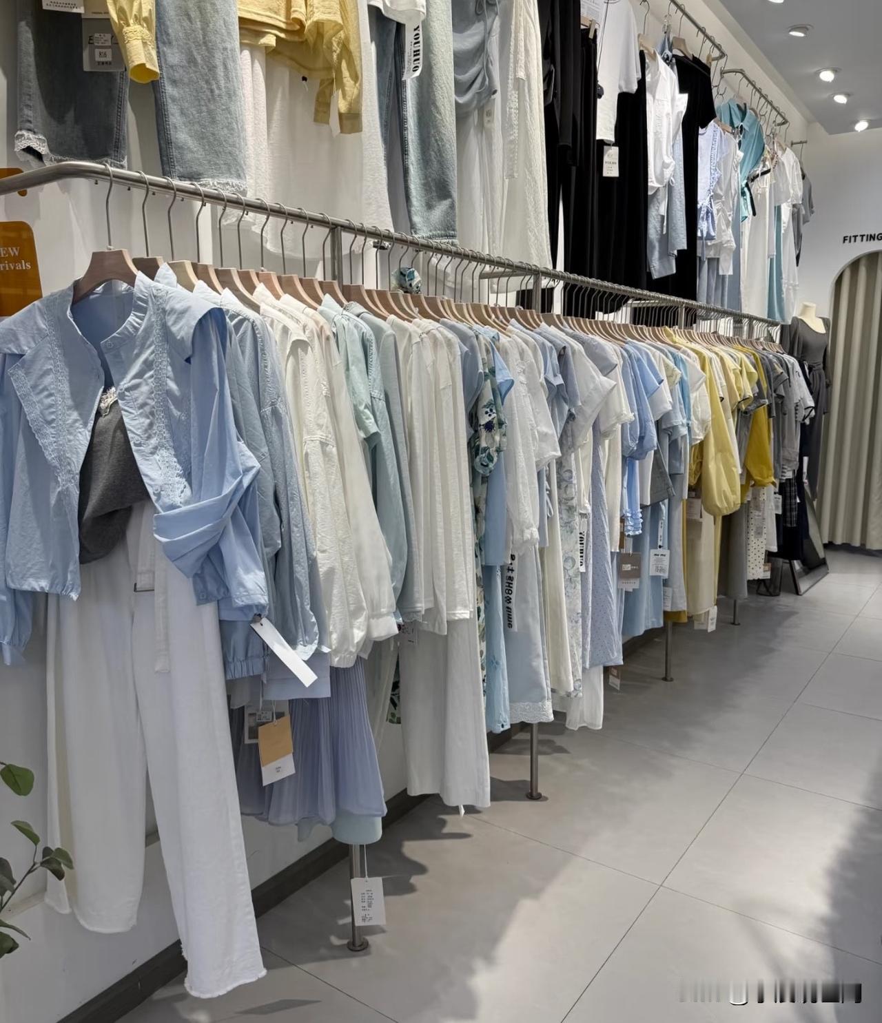 邻居的女儿在商场卖服装，昨天听她说也快干不下去了，真没想到现在这服装店，的