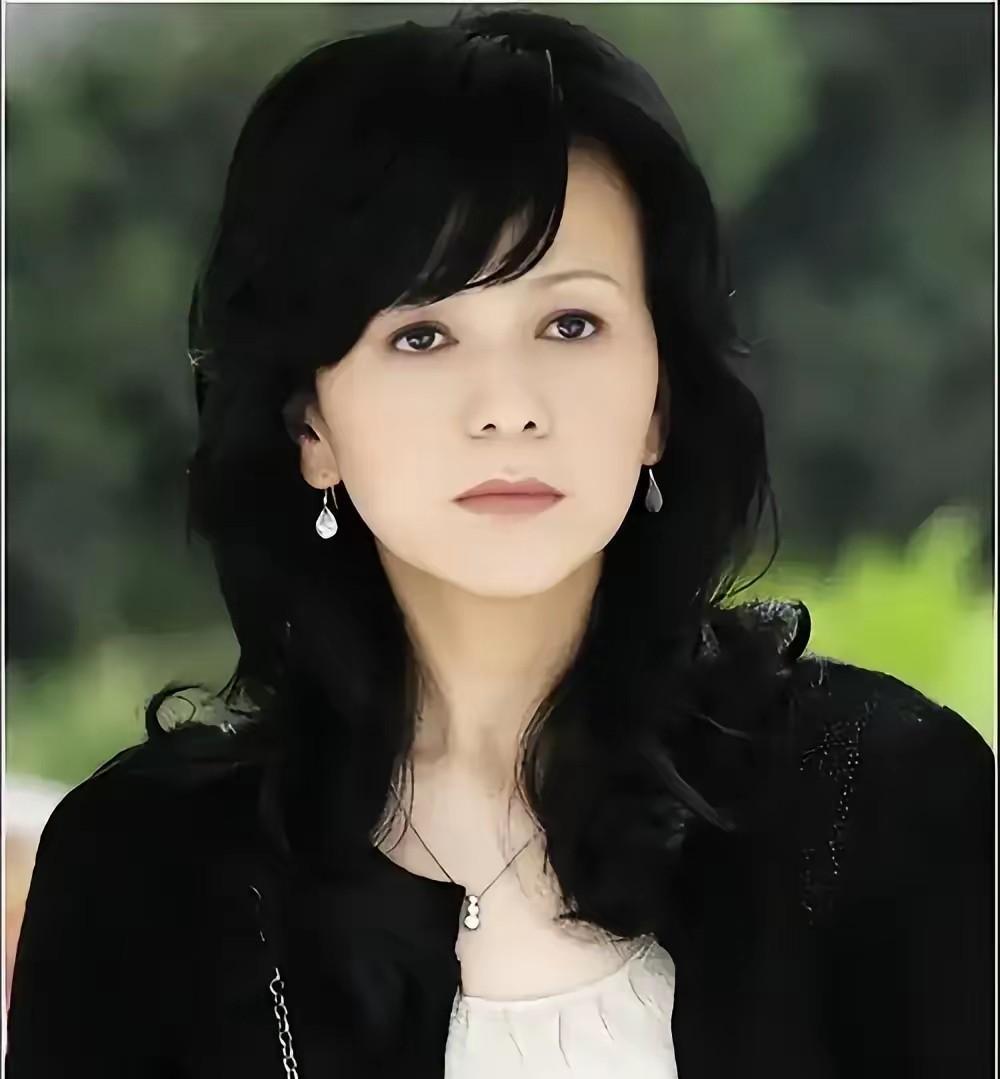 王子文建议王琳：“你房子这么大，可以去把父母接回家住。”王琳直接拒绝：“能给父母