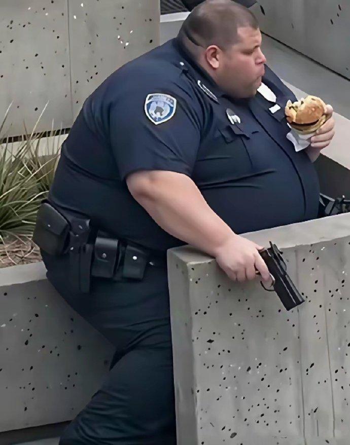 这位美国警官中一枪，绝对没事！[doge]队友在旁边举枪警戒，气氛紧张到极点，