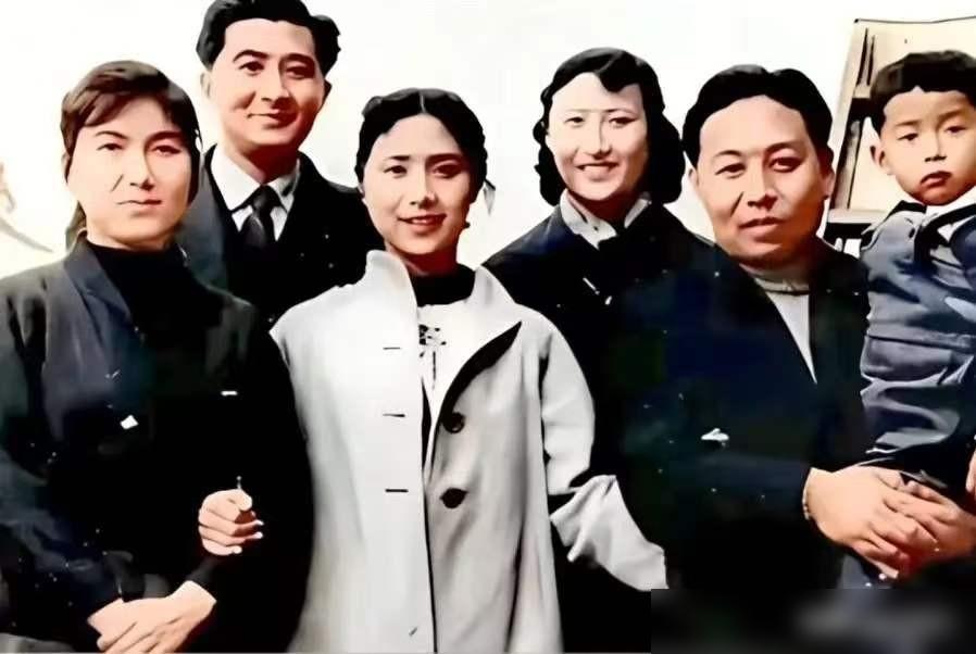 从死人堆里爬出来，却发现老婆已经睡在好兄弟枕边。影帝赵丹这辈子，活得比电影还疯。