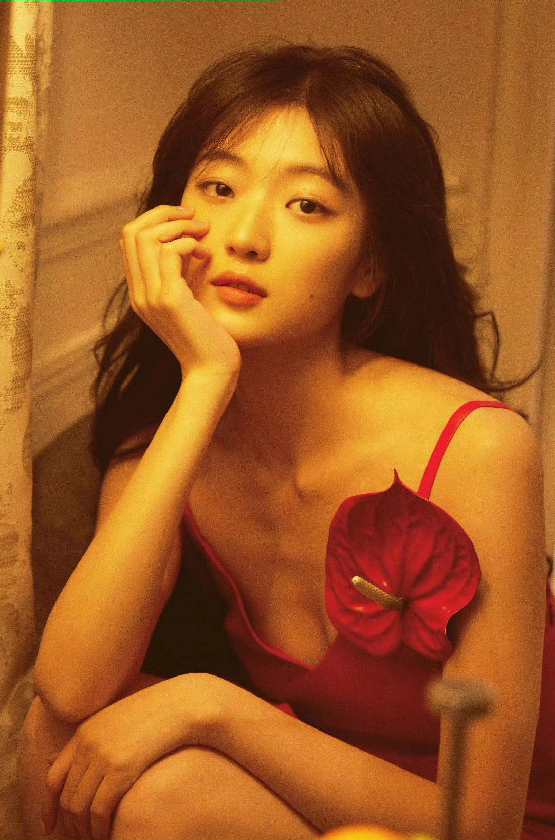 孙千，美胸大长腿。
