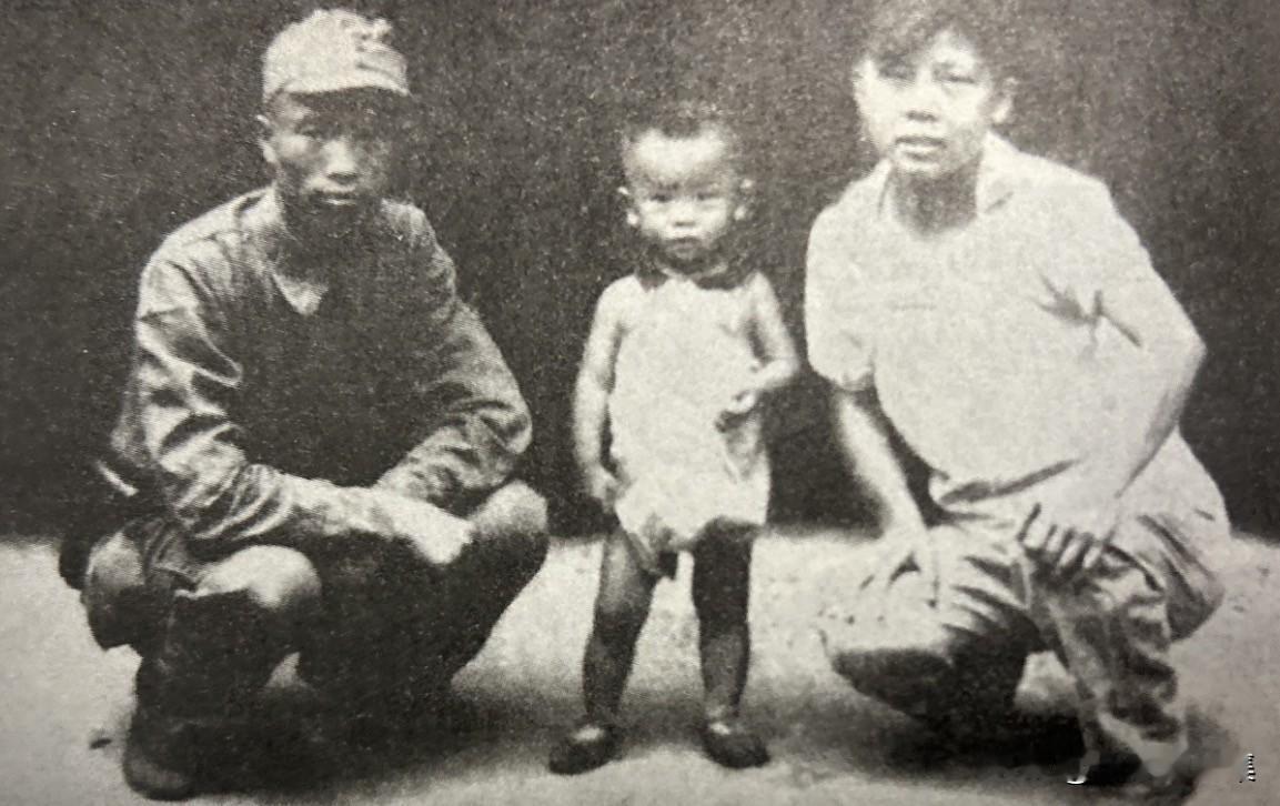 抗战时期，钟伟与夫人、长子在苏北的合影。钟伟将军是开国少将，以勇猛著称，参加过长