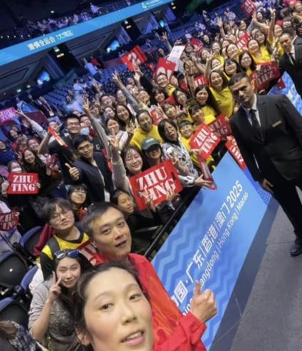 北京女排输球后好像不太服气，赛后没有像其他球队一样和朱婷合影的场面。王云璐、金