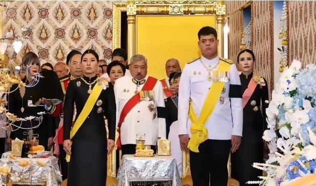 为何诗妮娜贵妃的绶带跟其他王室成员不一样呢？在守丧仪式上，诗妮娜贵妃是和提帮功王