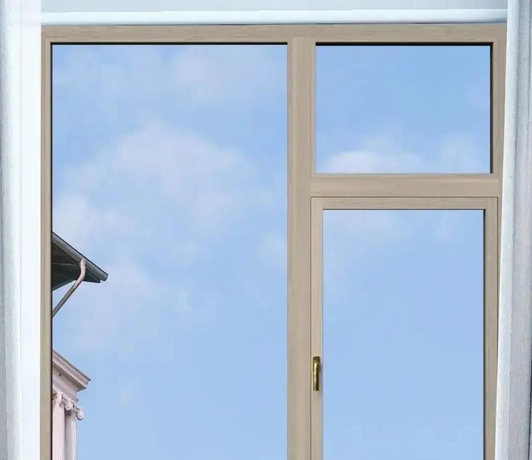 王姐拿喷壶往玻璃上滋白醋水，三十秒后用刮子一推，整面窗户亮得能当镜子。视频里