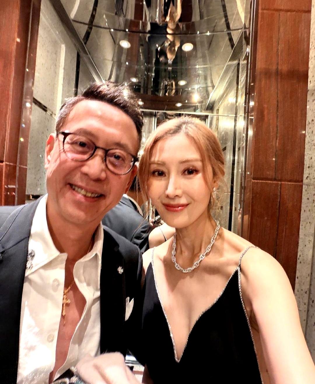 56岁的李嘉欣一出场，还是挺抢眼的。她和老公许晋亨一起去参加朋友婚礼，身上那条