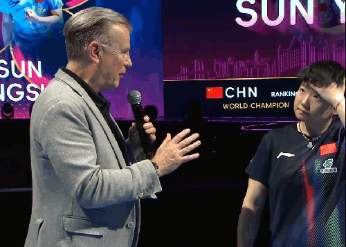 不装了，我懂英语！孙颖莎赛后采访没等翻译就回答。前面我们撰文说过，孙颖莎赛后采