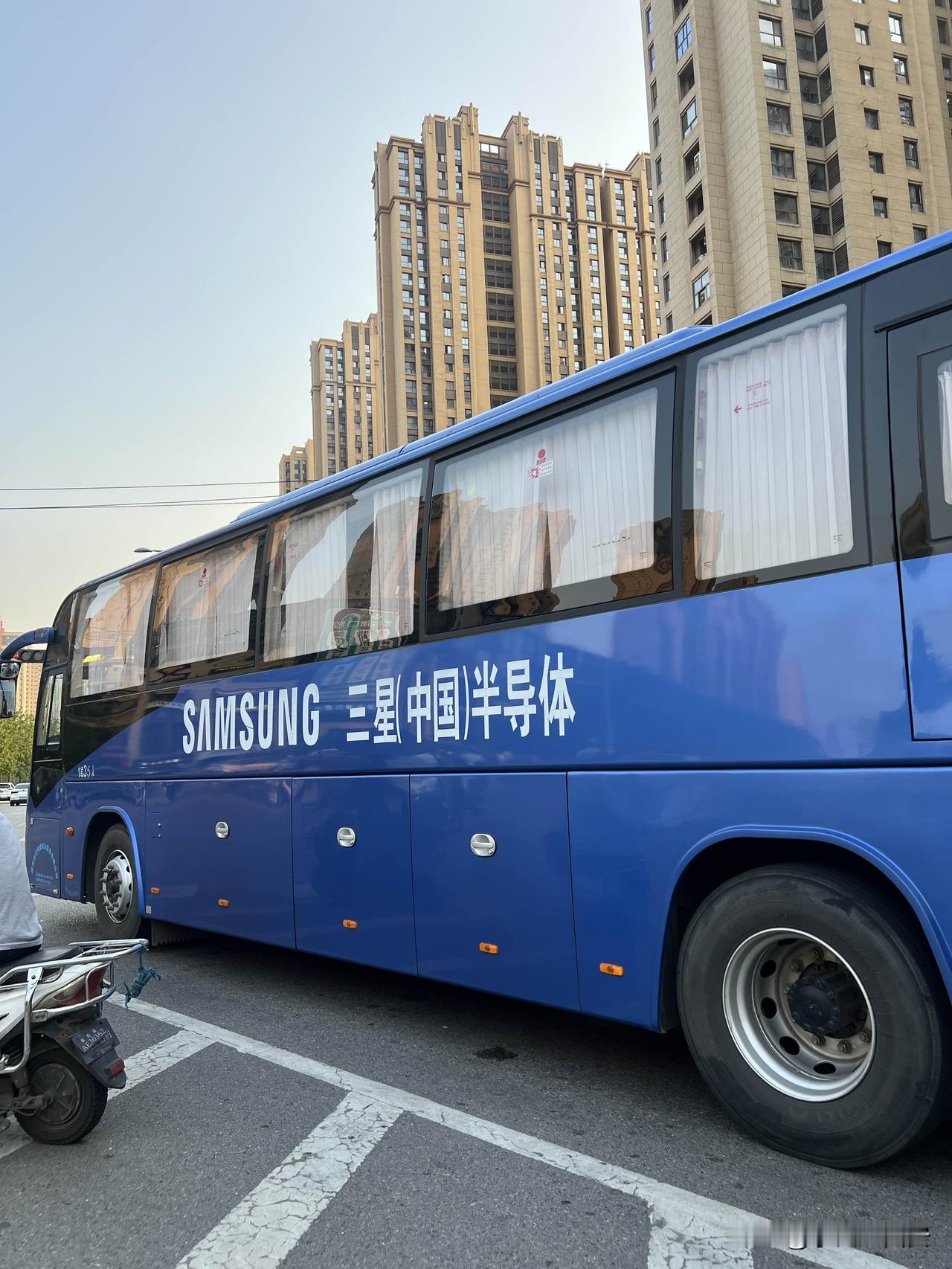 路上偶遇的三星半导体通勤班车大概6年前的时候，每天下班偶遇的三星通勤班车