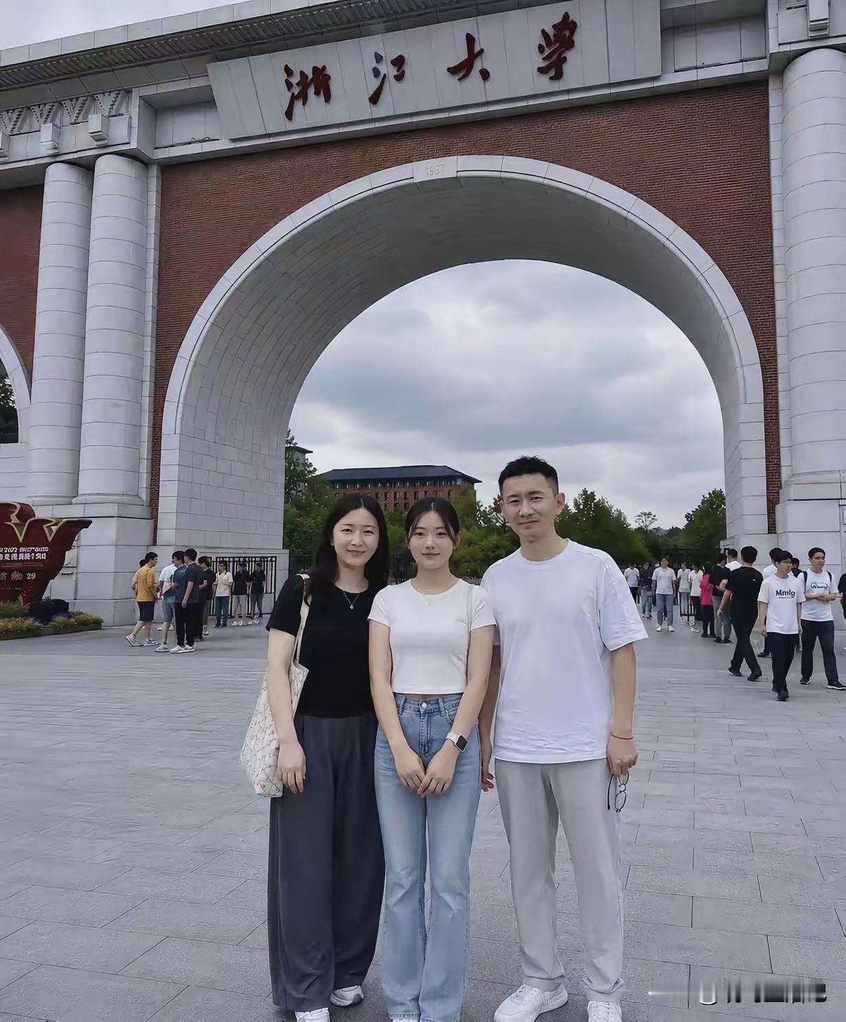 女大学生父母真年轻啊