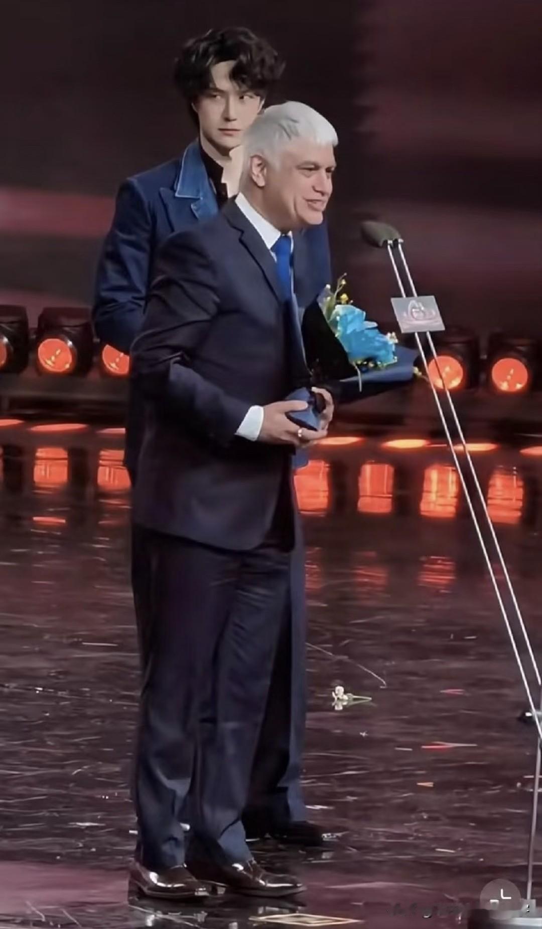 这要在职场上，那个主持人高低得挨顿批。微博之夜王一博和华纳洋总刚领完奖，主持人突