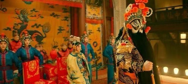 陈佩斯老师的《戏台》选了一个围绕京剧《霸王别姬》的故事，就像若干年前陈凯歌的一生